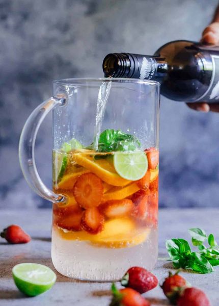 Sangria de vinho branco uma opção divertida de verão - preparando