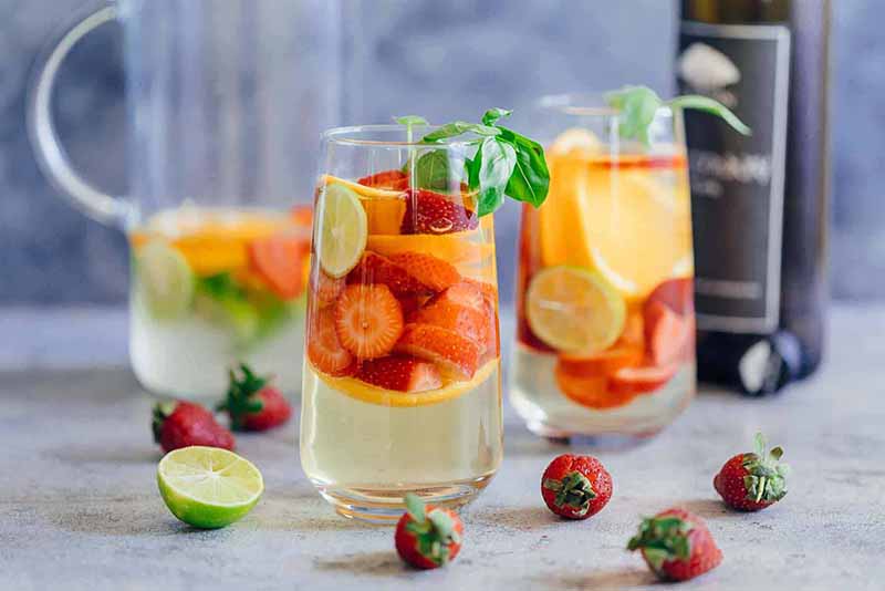 Sangria de vinho branco uma opção divertida de verão Center Gourmet