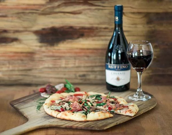 Vinho Sangiovese - do expressão latina aos tempos atuais - Sangiovese pareando com pizza com legumes assados