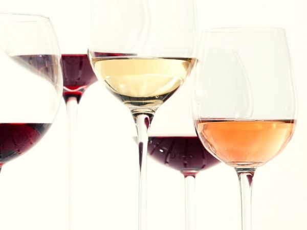 Taças para vinho e o serviço Temperatura e materiais - taças coloridas