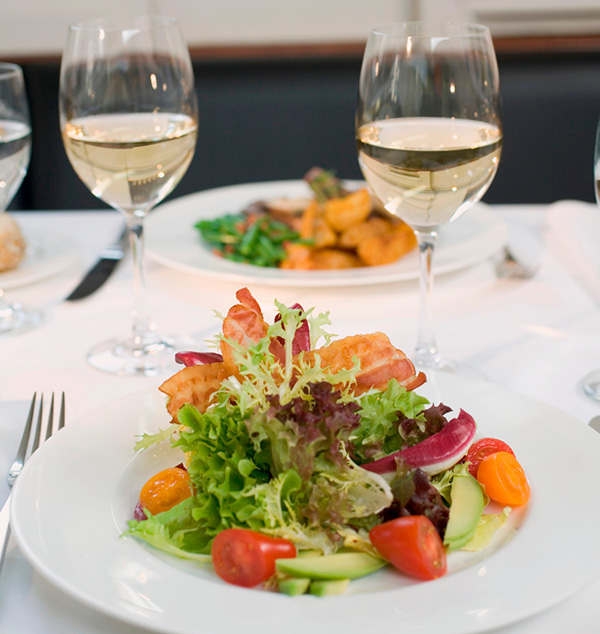 A saladas e vinho, a dupla perfeita do verão 2