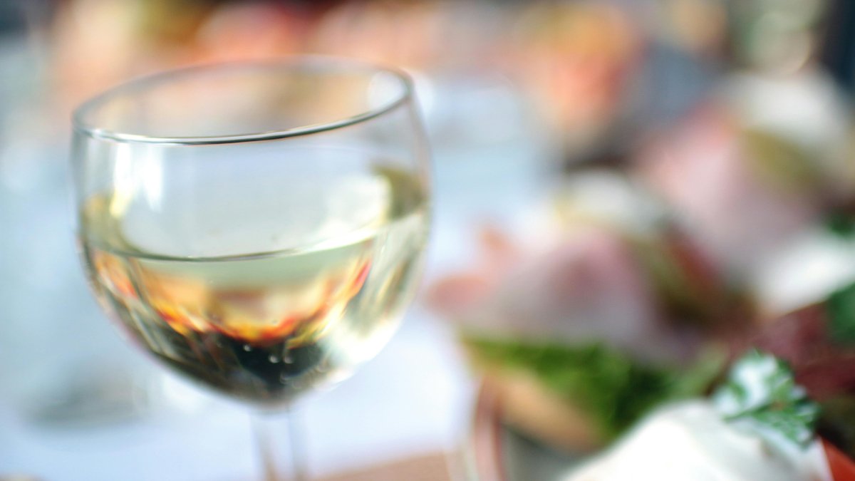 7 vinhos brancos suaves para refrescar o seu dia em 2026 04