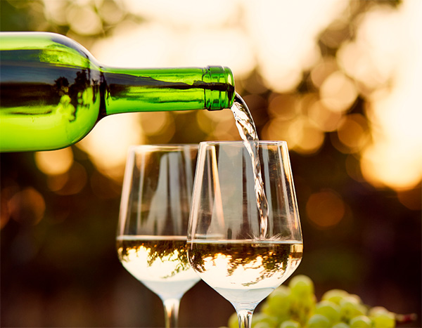 7 vinhos brancos suaves para refrescar o seu dia