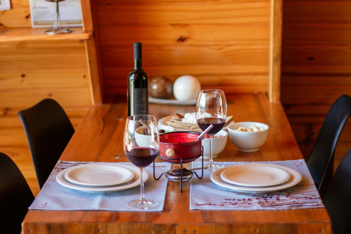 mesa de jantar em casa com vinho tinto e petiscos
