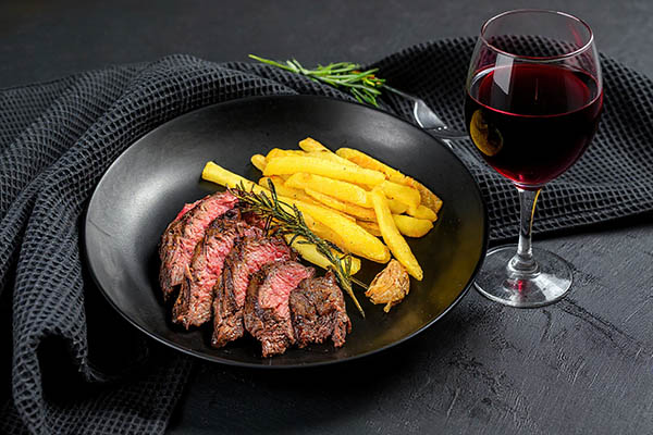 Kit 6 Garrafas Montes Alpha Malbec 2022 – Potência e Elegância Chilena Multiplicadas por Seis - Harmonização