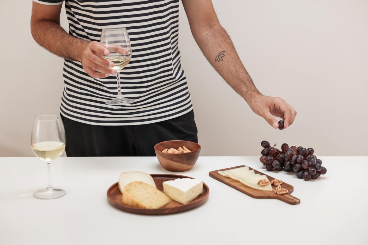 A casa de quem gosta de vinho mudou em 2026 — e não começa pela garrafa 03