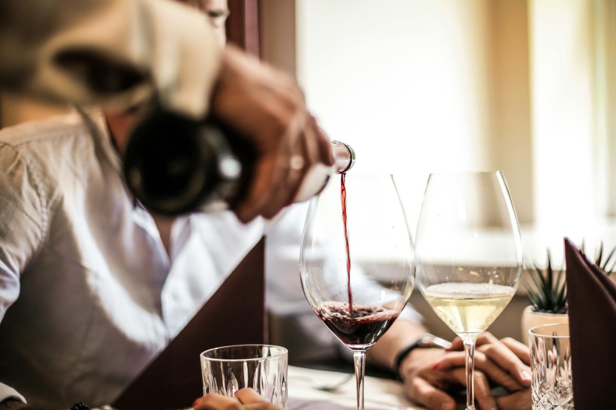 Presentes para quem gosta de vinho até R$100, até R$250 e premium em 2026 04
