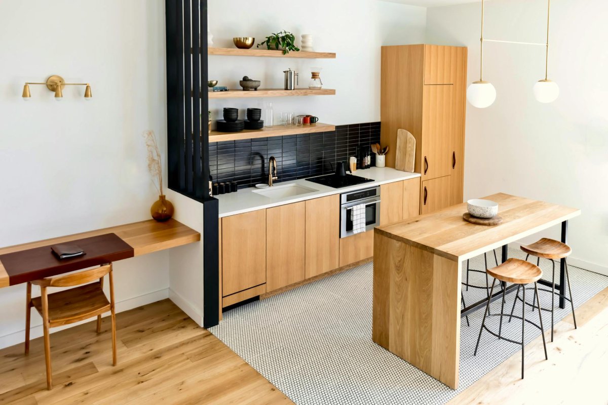 cozinha compacta e integrada de apartamento, contexto para adega de 12 garrafas