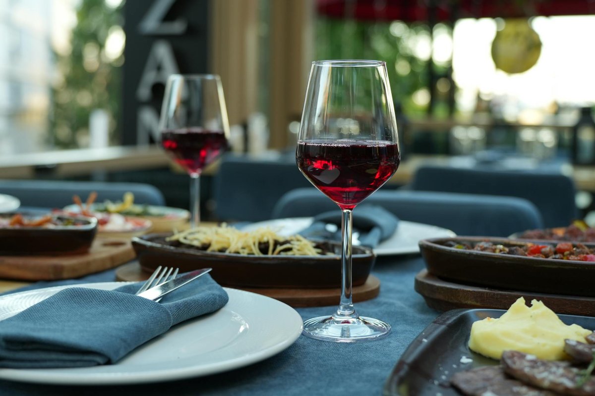 Taças de vinho e mesa posta em ambiente de jantar