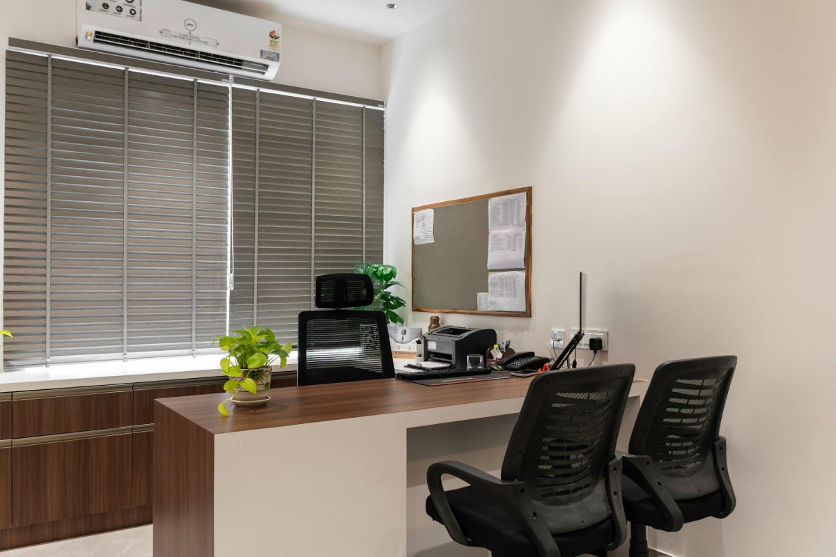 Escritório pequeno com mesa de atendimento e ambiente profissional