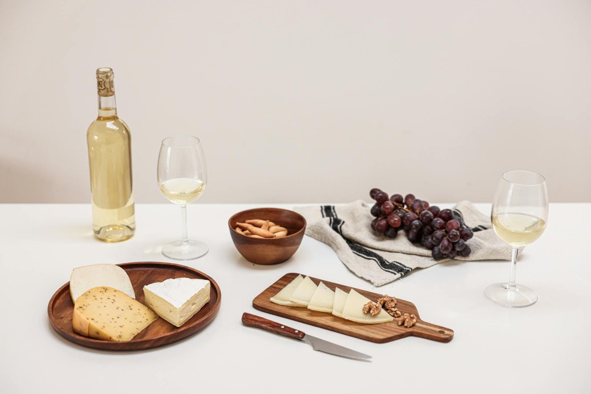 vinho branco e taças em contexto doméstico