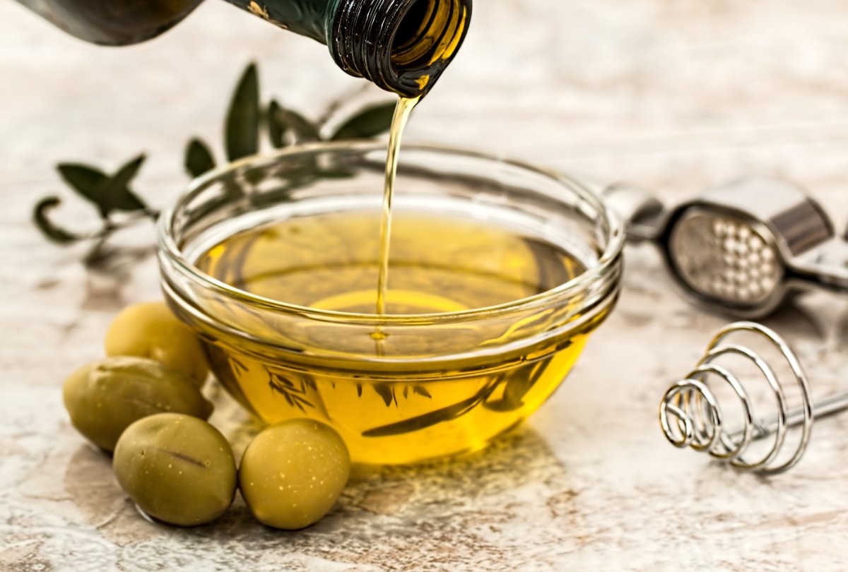 Produtos de empório com azeite e ingredientes de despensa