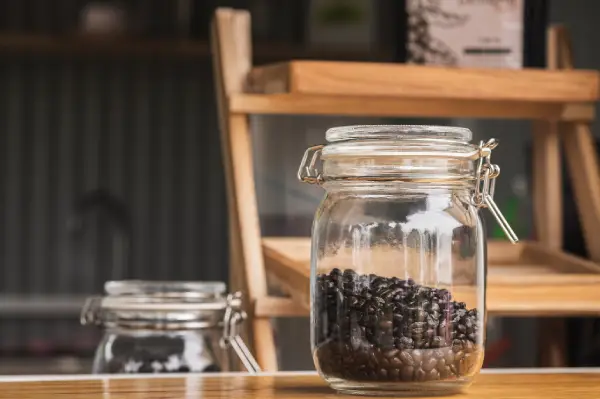 Café armazenado em recipiente opaco e bem vedado
