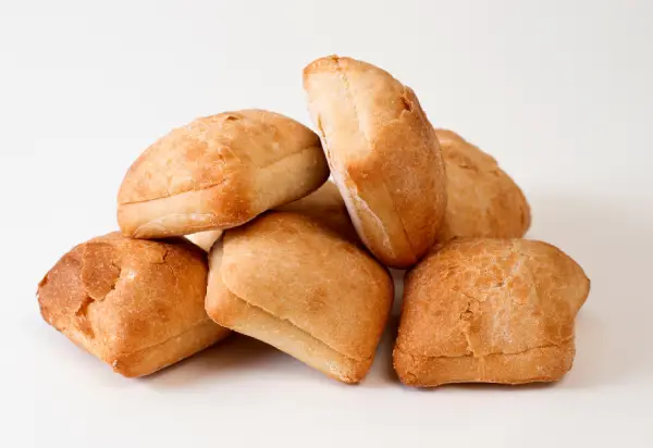 Quatro mini ciabattas, com uma unidade cortada ao meio
