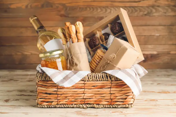 Cesta de presente com queijos, charcutaria e acompanhamentos