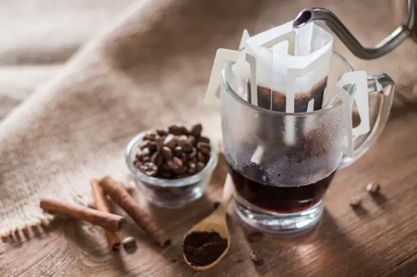 Filtro individual de café preso à borda de uma xícara