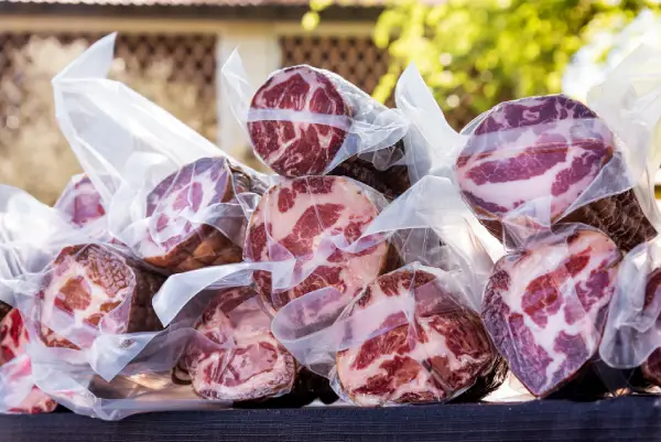 Produtos de charcutaria embalados para conservação refrigerada