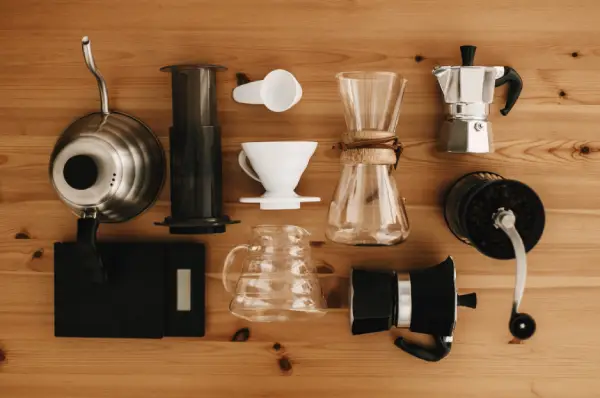 Comparação visual entre café moído, cápsula e filtro individual