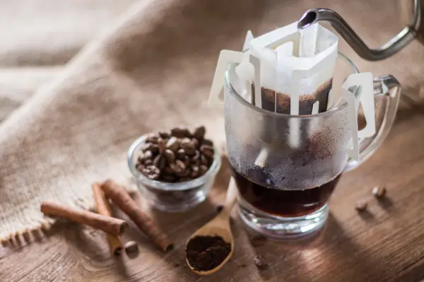 Café filtrado sendo preparado diretamente sobre uma xícara