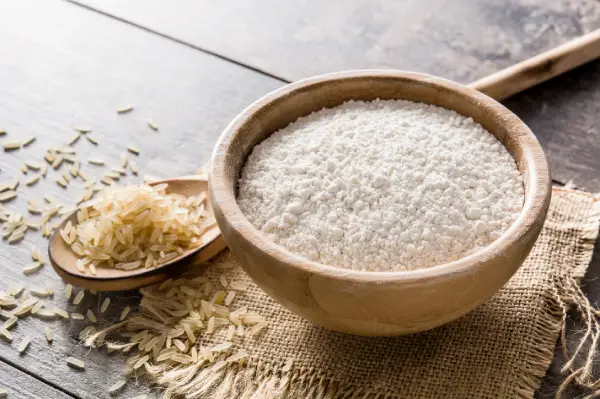 Farinha de trigo, ervilhas e arroz representando as fontes de proteína declaradas