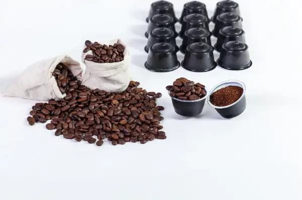 Grãos, café moído, cápsulas e utensílios de preparo