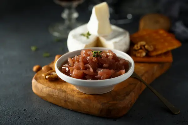 Geleia salgada e picante servida com queijo curado