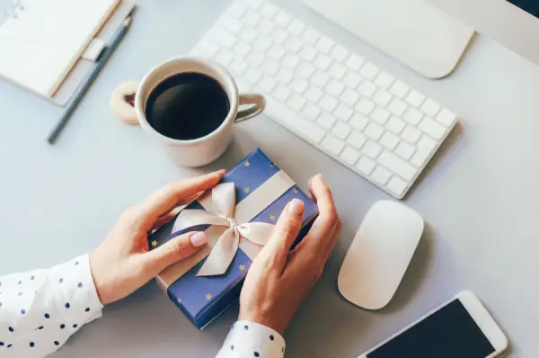 Cafés e xícaras organizados sobre uma mesa de escritório