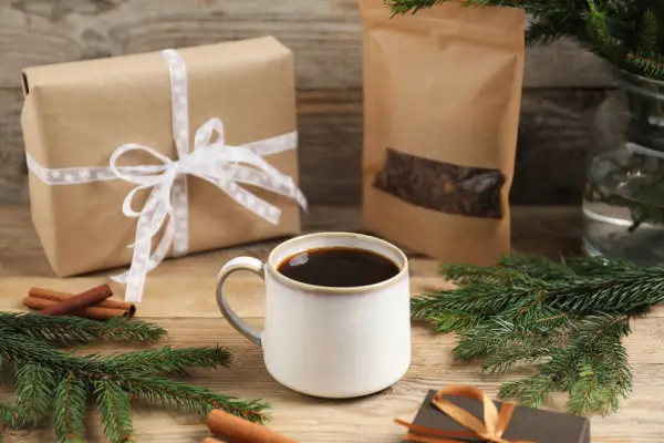 Kit de cafés especiais com pacotes, grãos e uma xícara