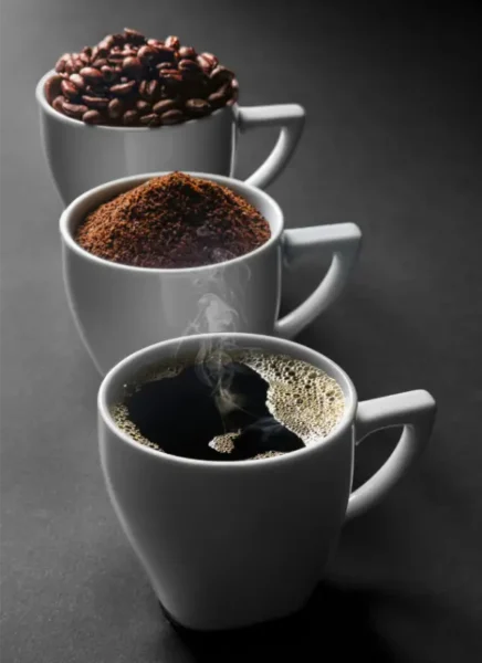 Comparação visual entre moagem grossa, média e fina de café