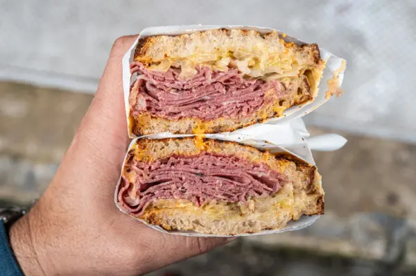 Pastrami artesanal fatiado com picles e mostarda