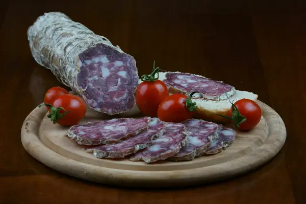 Salames e chorizo artesanais fatiados sobre uma tábua