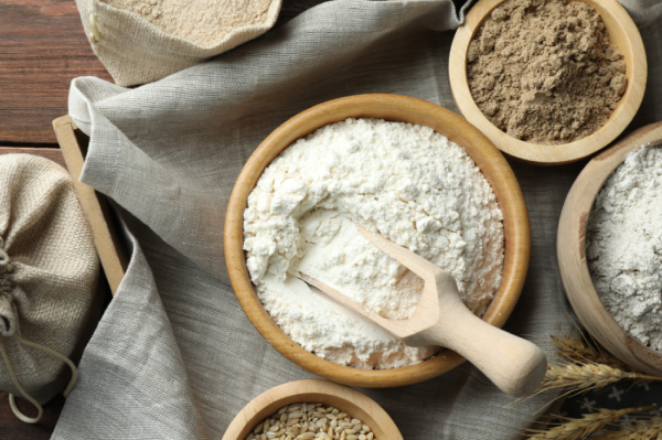 Farinha, ervilhas e arroz como exemplos de ingredientes usados em pães proteicos