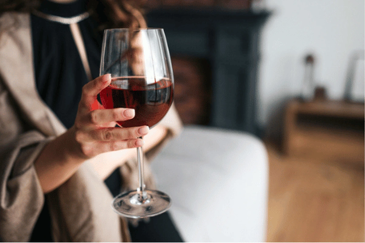 À Mon Petit Amour Rouge Sec – degustação Pessoa adulta degustando À Mon Petit Amour Rouge Sec em taça de vinho tinto rubi