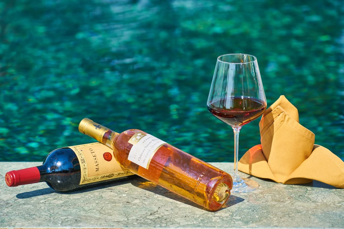 Taça de vinho em cena editorial de degustação para Amoruccio Appassimento Rosso Puglia Passito IGT 2025