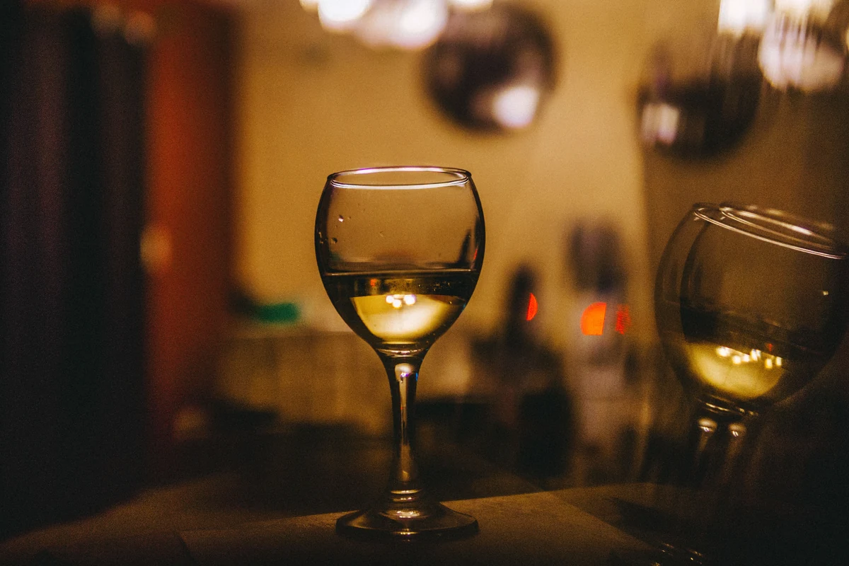 Taça de vinho branco em cena editorial relacionada ao Angelica Zapata Chardonnay 2022