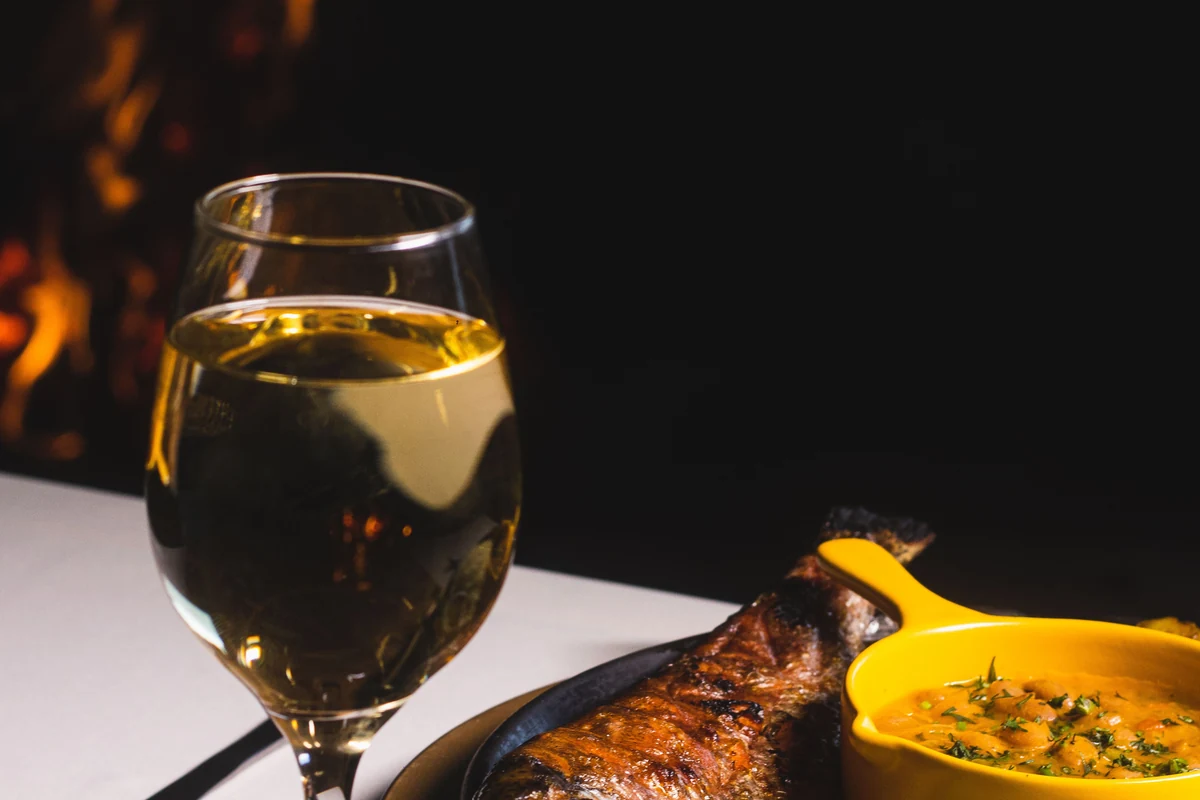 Harmonização editorial de Chardonnay com peixe e vinho branco