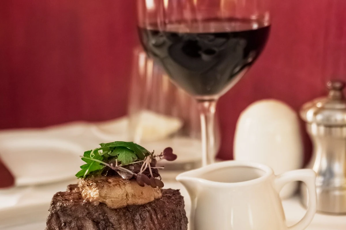 Harmonização de Catena Cabernet Sauvignon 2024 com grilled steak e taça de vinho tinto, na tonalidade indicada pela ficha
