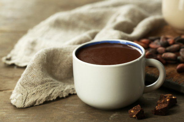 Chocolate artesanal servido com uma xícara de café