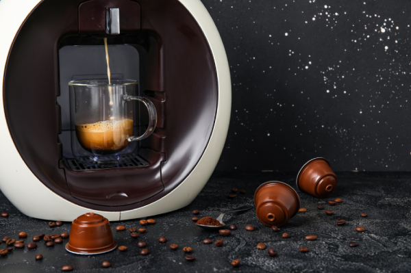 Filtro individual de drip coffee e cápsulas de café em comparação