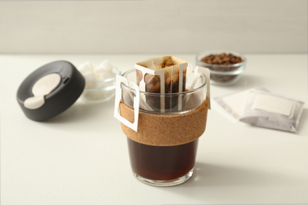 Água quente sendo despejada lentamente sobre filtro individual de café