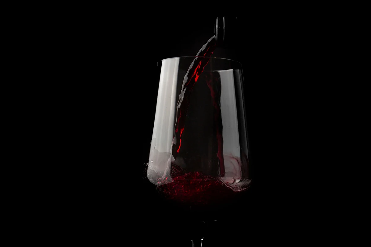 Taça de vinho tinto em cena editorial relacionada ao DV Catena Malbec-Malbec 2023
