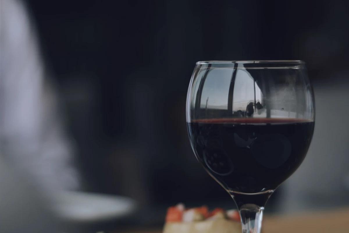Taça de vinho tinto em ambiente editorial de degustação