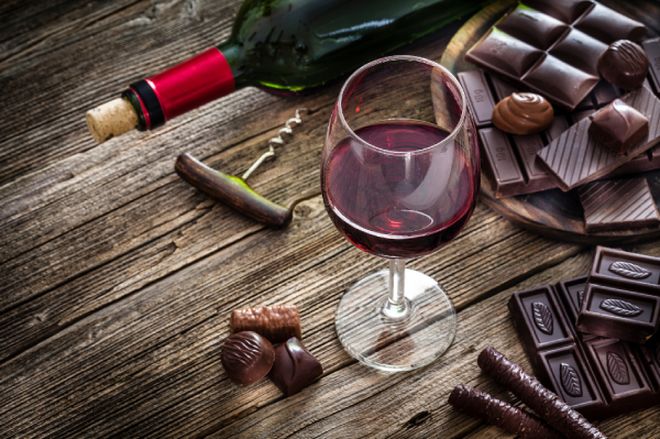 Chocolate artesanal servido com uma taça de vinho