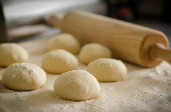 Pães pré-assados claros e pães dourados depois da finalização