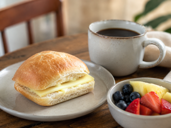 Pão pré-assado aquecido e servido em um café da manhã simples