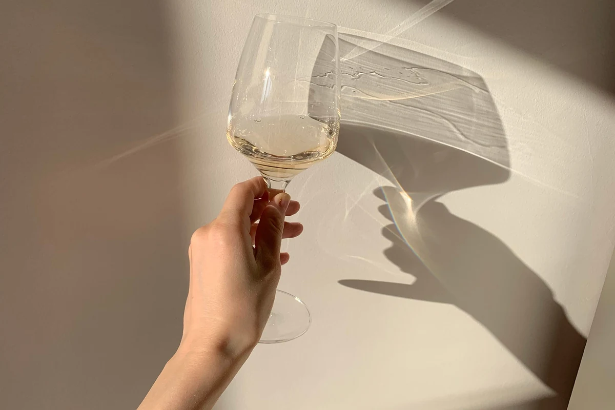 Mão segurando taça de vinho branco claro para representar Paul Mas Mon Sauvignon Blanc 2021