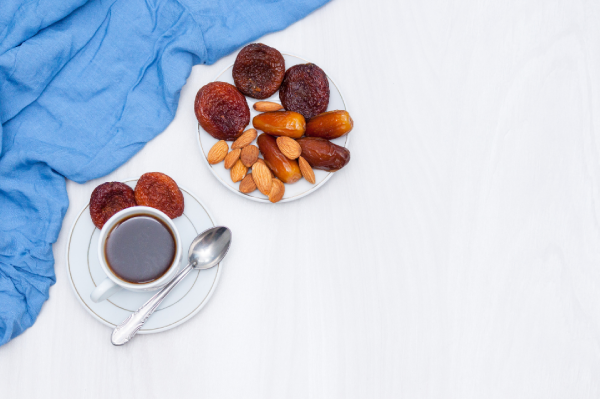Café preto acompanhado por referências discretas a frutas secas