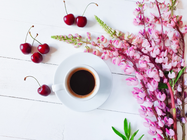 Café preto com grãos e referências florais e frutadas
