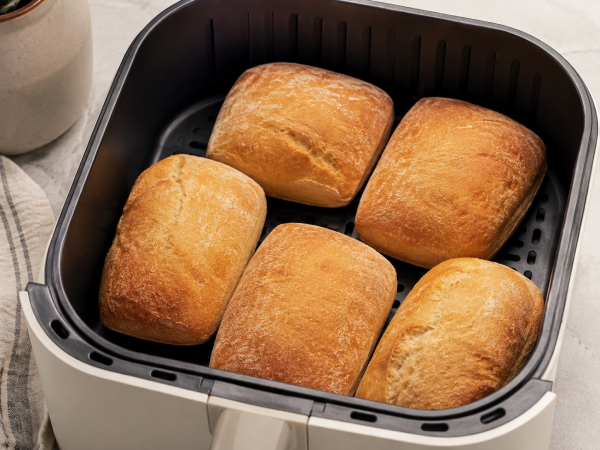 Pãezinhos sendo aquecidos em air fryer ou forno