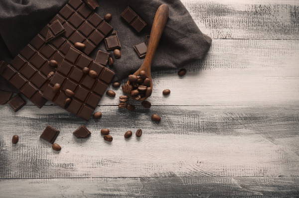 Amêndoas de cacau, nibs e barra de chocolate artesanal